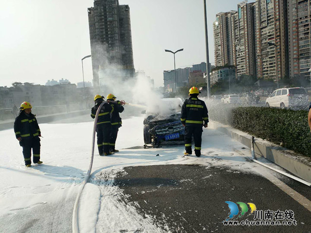瀘州沱二橋上一輛車燃燒　消防員2分鐘內控制住火情