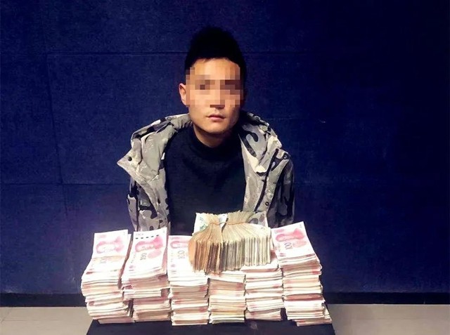 瀘州警方破獲特大販毒案，毒販家中搜出成堆現(xiàn)金毒資！