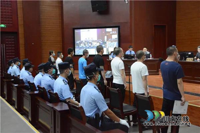 江陽(yáng)區(qū)法院公開開庭審理一起“套路貸”刑事案件，8人被指控涉嫌詐騙