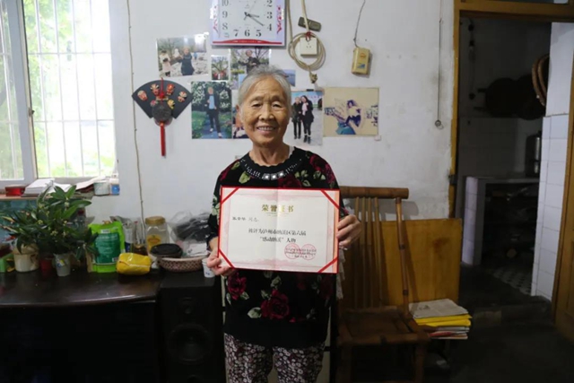瀘州七旬奶奶捐資助學(xué)40多年，她的衣服都縫縫補(bǔ)補(bǔ)……