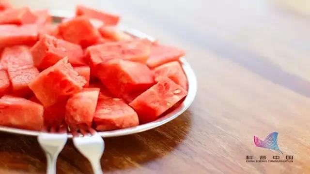 【分享】水果店為什么喜歡把西瓜切一半賣？背后“貓膩”可不小……