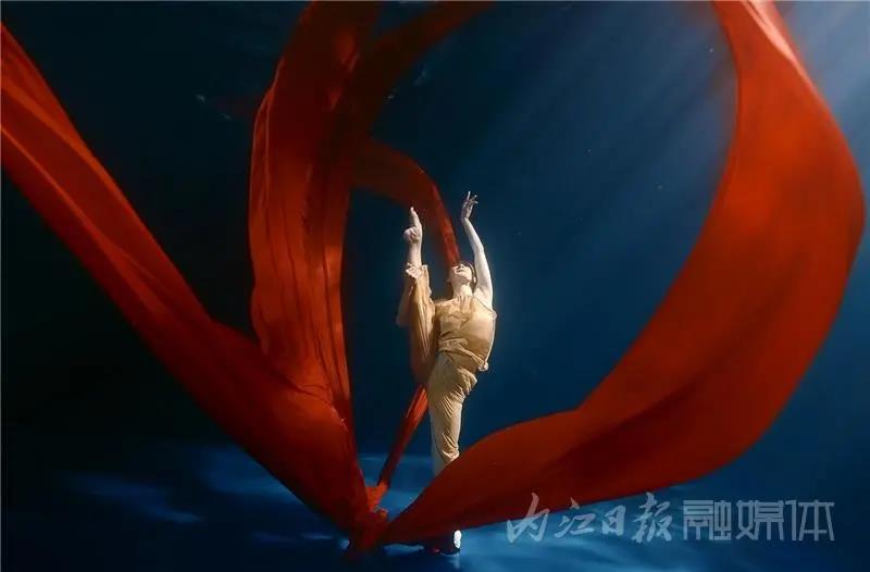 《紅》，紅了！內(nèi)江妹子在水下表演的絕美舞蹈火爆出圈