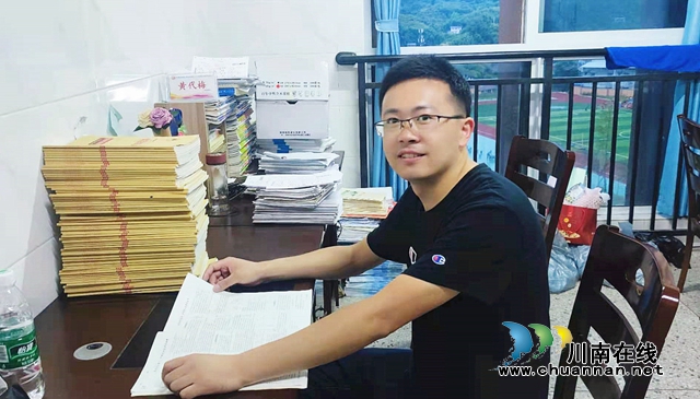 納溪區(qū)護國中學(xué)教師張元：6年聆聽網(wǎng)課2000節(jié)！