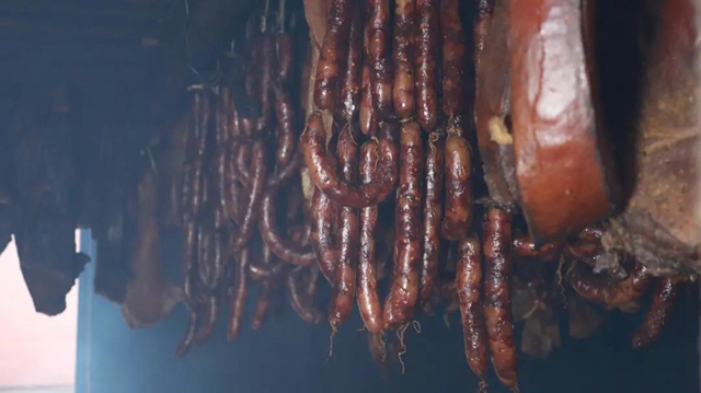 年味濃，臘肉俏！古藺丫杈豬臘肉熏制忙……