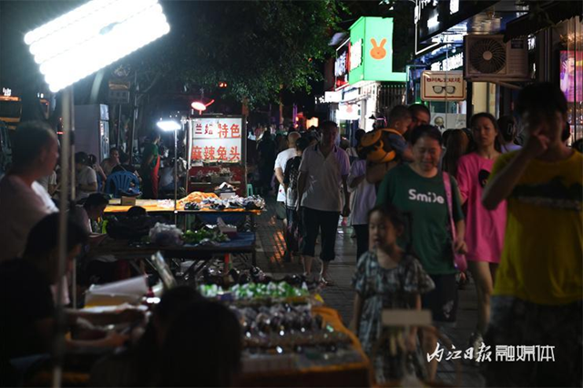 【內(nèi)江好?！咳藲獗铮?nèi)江這幾個(gè)夜市太巴適了
