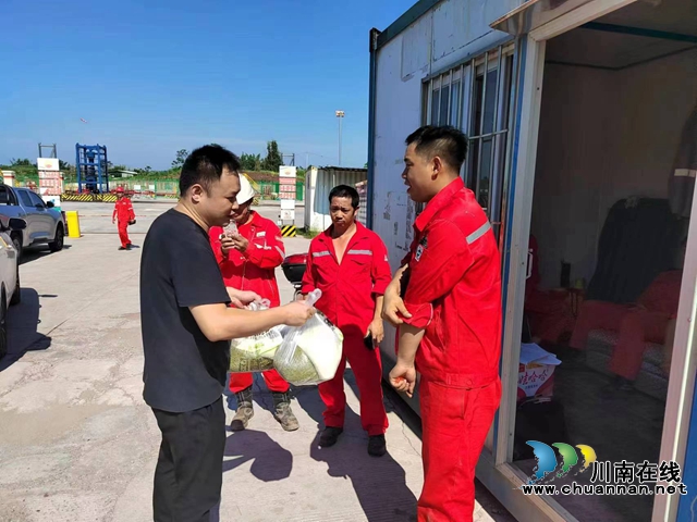瀘縣走進工地為農(nóng)民工送清涼，了解農(nóng)民工工資現(xiàn)狀，宣傳就業(yè)政策。.jpg