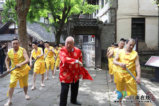 胡敬華在太平古鎮(zhèn)景區(qū)表演船工號(hào)子.jpg