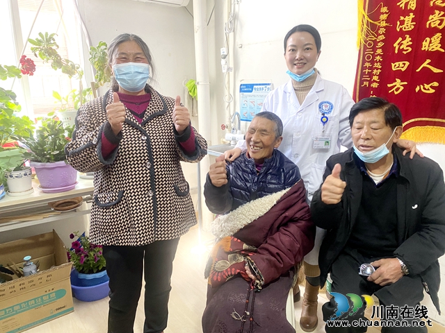 王芳和做完手術(shù)的患者及患者家屬在一起.jpg