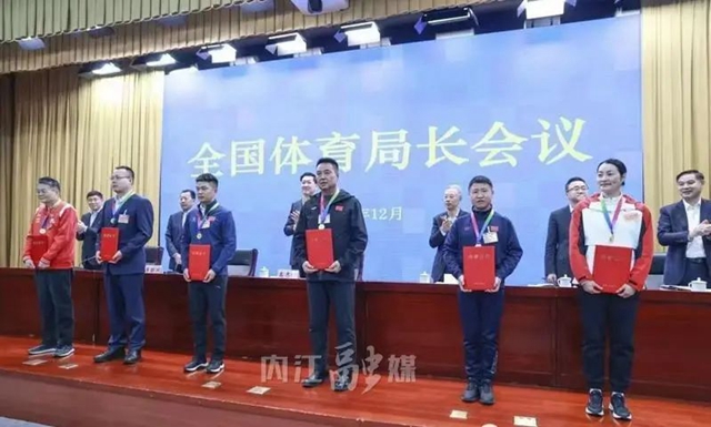 獲國家級表彰！資中女足總教練進京