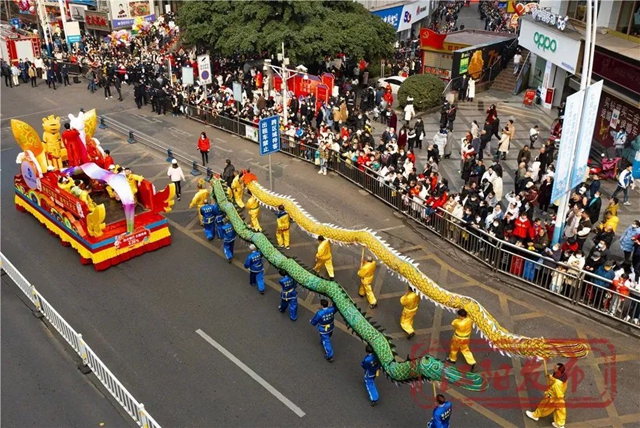 坐公交看民俗花車巡游，感受煙火瀘州鬧熱年！