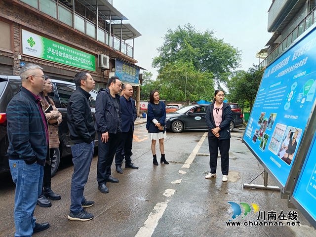鐘麗（右一）向?yàn)o州市人力資源和社會(huì)保障局調(diào)研組介紹四川民鑫勞務(wù)專合社工作開展情況.jpg