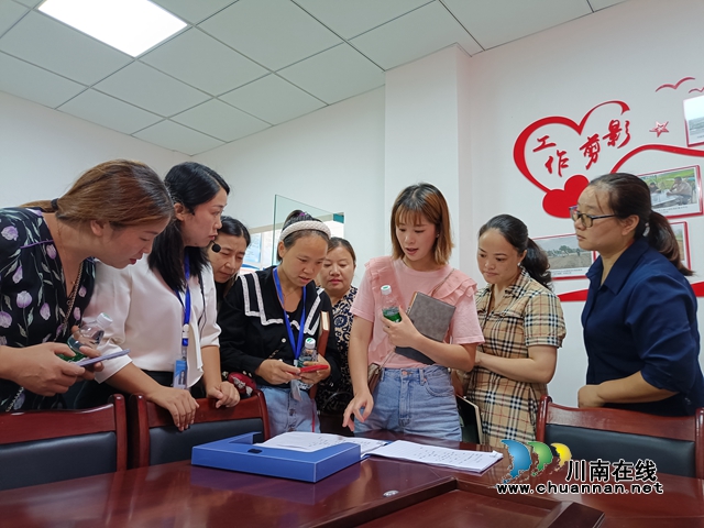 鐘麗（左二）向?yàn)o縣各鎮(zhèn)街農(nóng)民工工作負(fù)責(zé)人及勞務(wù)經(jīng)紀(jì)人代表介紹四川民鑫勞務(wù)專合社工作開展情況.jpg