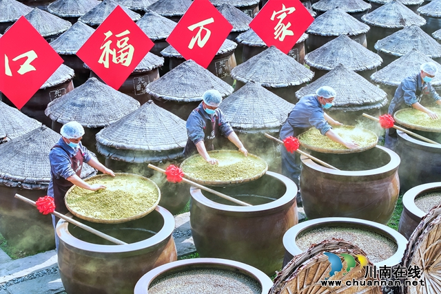 2024年3月23日，四川省瀘州市合江縣先市醬油露天曬場，工人搶抓時(shí)節(jié)開啟今春的手工投料工作。 (7).jpg