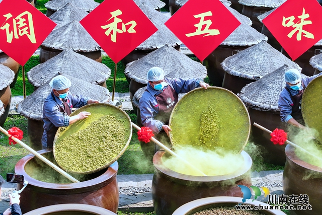 2024年3月23日，四川省瀘州市合江縣先市醬油露天曬場，工人搶抓時(shí)節(jié)開啟今春的手工投料工作。 (10).jpg