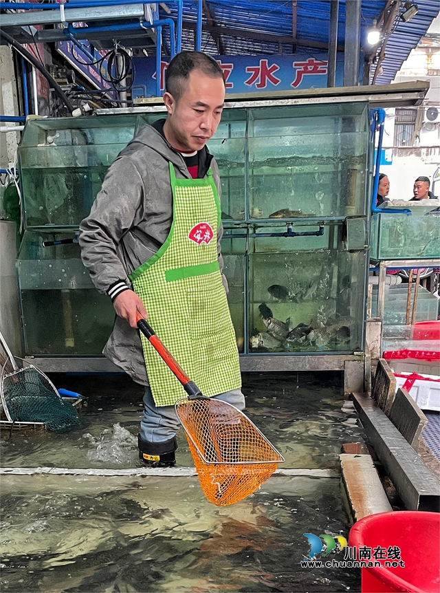 正在賣魚(yú)的肖沖.jpg