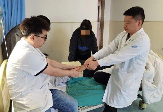 瀘州小伙路邊摘枇杷，從4米高的樹(shù)上摔下......