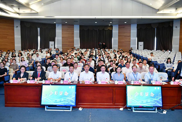 有時(shí)去治愈，常常去幫助，總是去安慰……