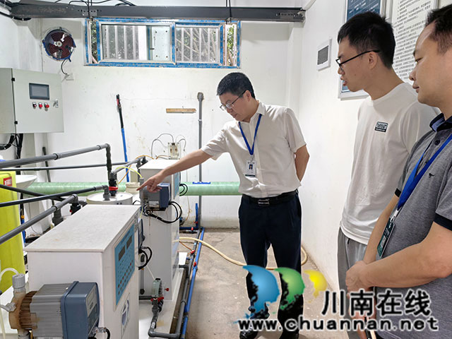 李焱平（左）在巡查機房.jpg