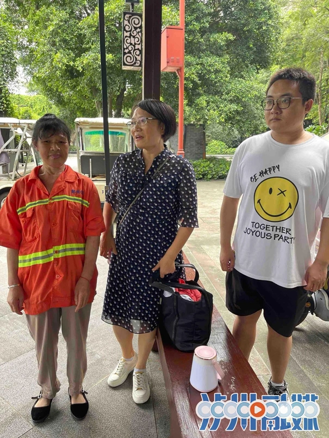 瀘州一環(huán)衛(wèi)工路邊撿到背包，里面裝有一萬多元現(xiàn)金……