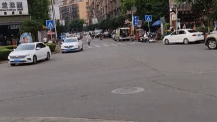 瀘州一車鬧市區(qū)“耍漂移”，駕駛?cè)撕攘艘粋€(gè)通宵……