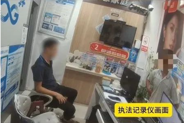 一男子跟警察打賭：信不信我鏟你一耳屎