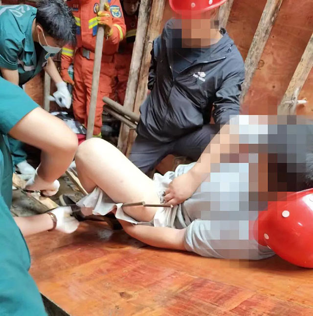 【驚險】小哥大腿被鋼筋刺穿……