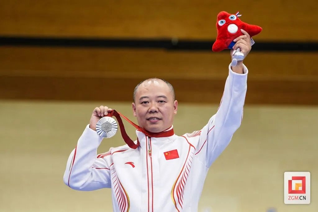 自貢籍“槍王”董超笑傲巴黎！