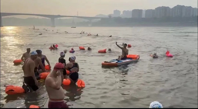 長(zhǎng)江漂流，瀘州這群人以蓬勃朝氣迎國(guó)慶