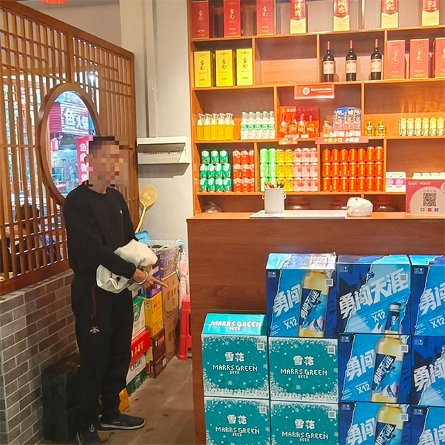 警察默許，用衣服遮住……
