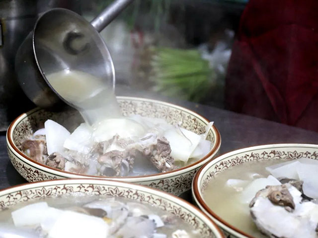 吃過豬肉，吃過全豬宴嗎？來，剛出鍋，味兒正鮮!