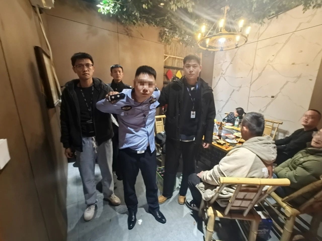某警察同時(shí)和3女耍朋友，還能紋身？……