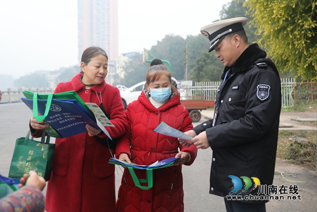 宣傳人員科普水生野生動物保護的相關(guān)常識.JPG