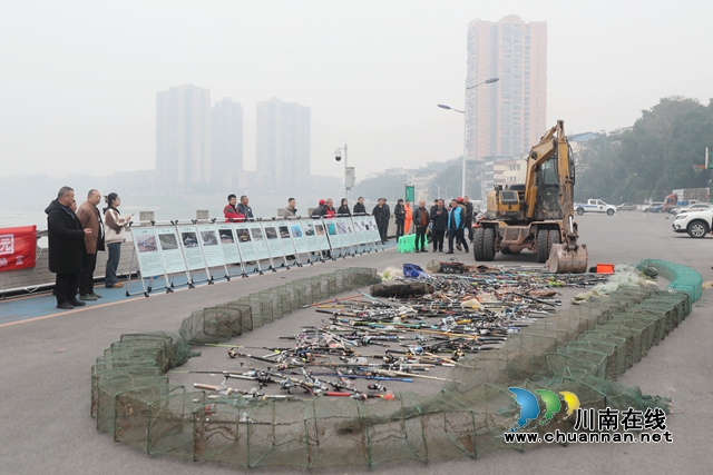 在市民群眾的見證下，26套網(wǎng)具和500余根魚竿等非法捕撈漁具在挖掘機的輾軋下，悉數(shù)銷毀。.JPG