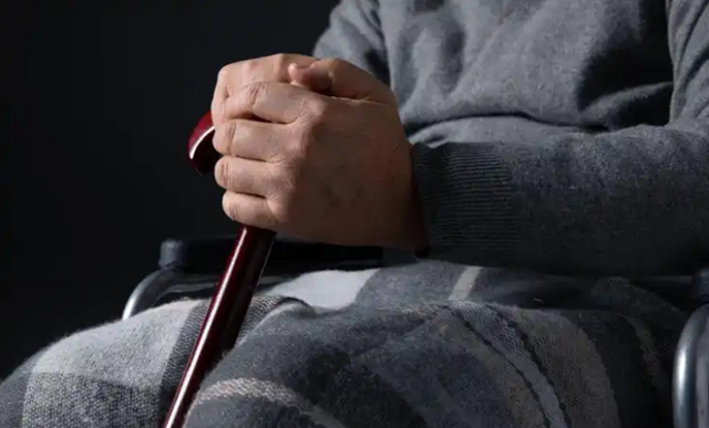 【可怕】男子的肺被融成一整塊……
