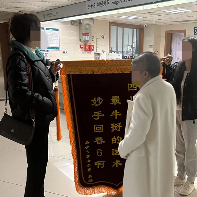 【驚險】速度太快，保潔阿姨工作時被“黃司機(jī)”撞飛......
