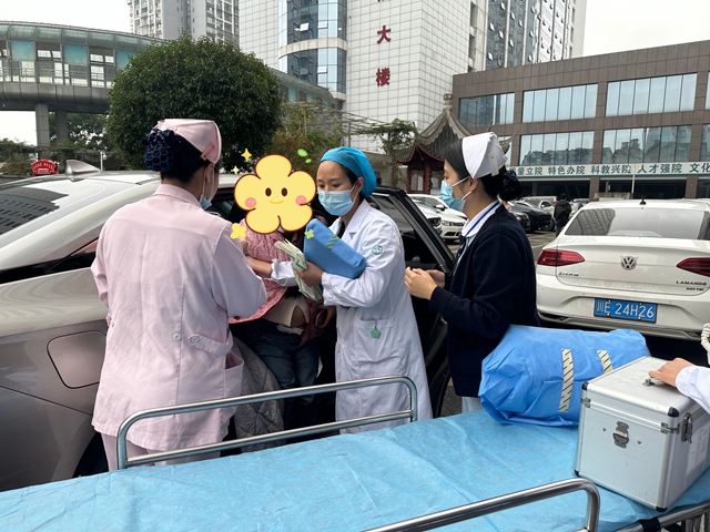 【危急】孕婦羊水破裂，路上臨產(chǎn)！84公里狂飆，9分鐘緊急接生