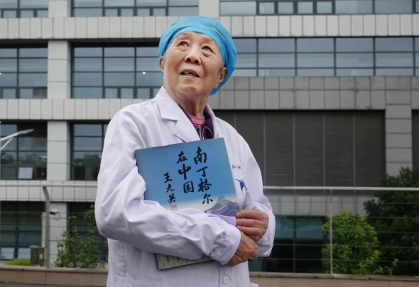 四川省首位南丁格爾獎(jiǎng)?wù)芦@得者，瀘州86歲的護(hù)士奶奶退休了
