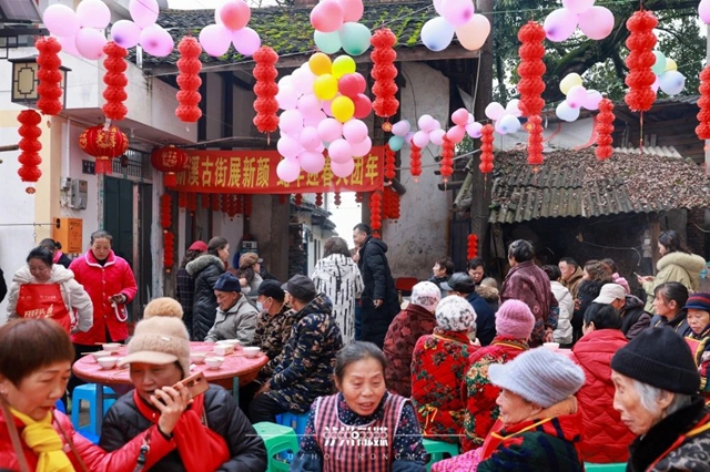 為了家鄉(xiāng)的一頓團(tuán)圓飯，74歲的他輾轉(zhuǎn)了700公里回瀘州