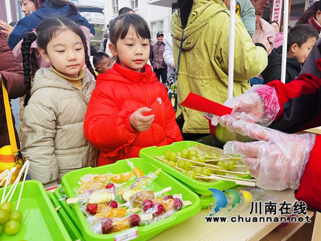 領取美食1（龍洪艷攝）.jpg
