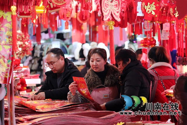 各大店鋪福字、對聯(lián)等裝飾品五彩斑斕，掛滿了店鋪的每一個角落，滿目皆是喜慶與祥和..JPG