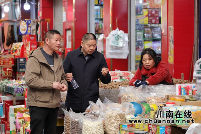 市民購買各類堅果、甜品等年貨。.JPG (2).JPG