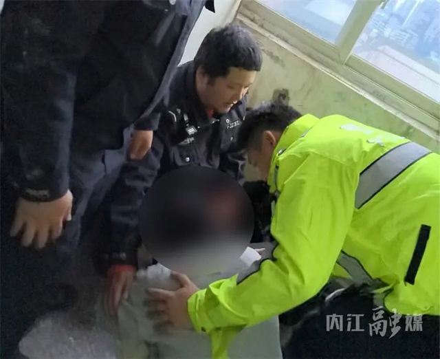 驚險！內(nèi)江一居民樓頂上，他探出半個身子護(hù)住她——