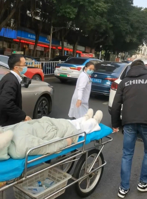 【點(diǎn)贊】15 歲高中生公交車上暈厥，醫(yī)院“加速度”緊急出診