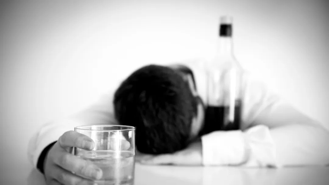 【生死局】感情深，一口悶！30歲男子喝進(jìn)ICU，器官衰竭