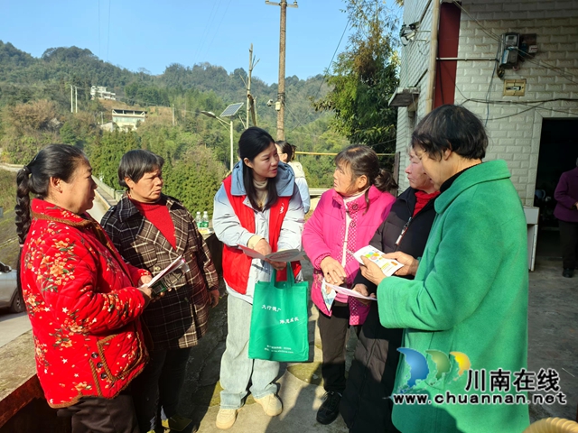 圖3：孫小燕（左三）給宣傳婦女兒童保護政策.jpg