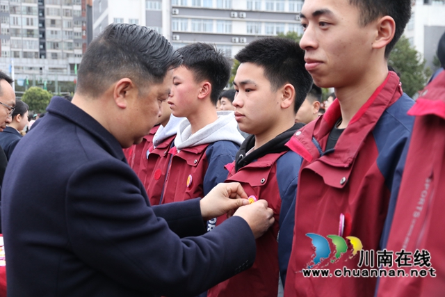 教師給學(xué)生佩戴成人紀(jì)念章.JPG
