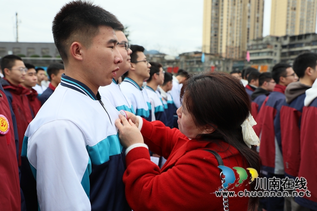 家長給學(xué)生佩戴成人紀(jì)念章.JPG