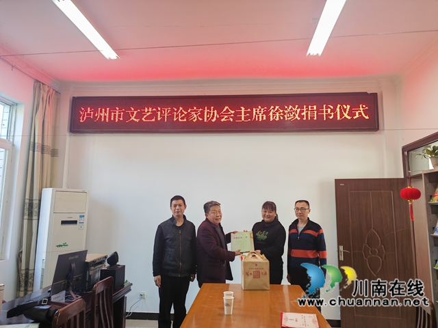 捐贈(zèng)書籍（曾佐然 攝）.jpg