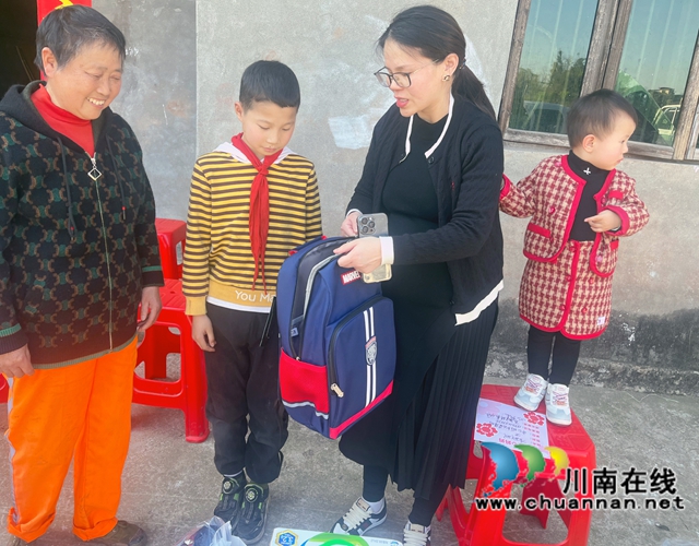 李威威為簡仕林買來新書包.jpg