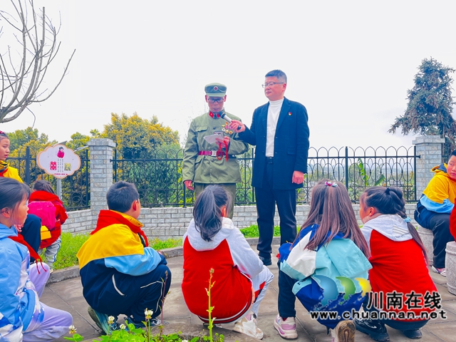 聽(tīng)退役軍人講故事2（龍洪艷攝）.jpg